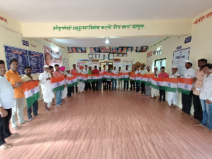 राष्ट्रीय ध्वजासह एकात्मतेचा संदेश