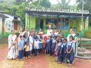 पुष्पगुच्छ देऊन सत्कार करण्यात आला